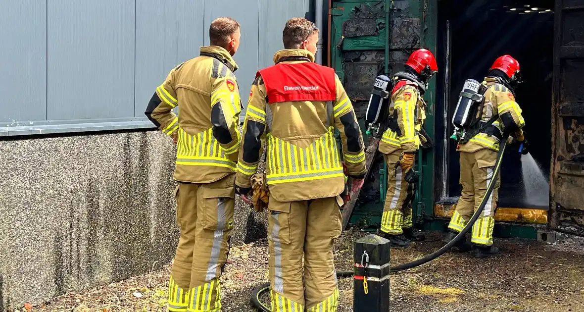 Medewerkers blussen eerste vuur - Foto 6