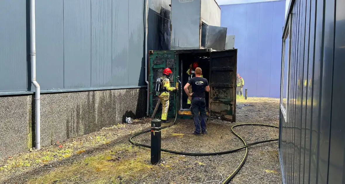 Medewerkers blussen eerste vuur - Foto 7