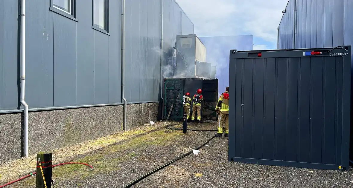 Medewerkers blussen eerste vuur - Foto 8