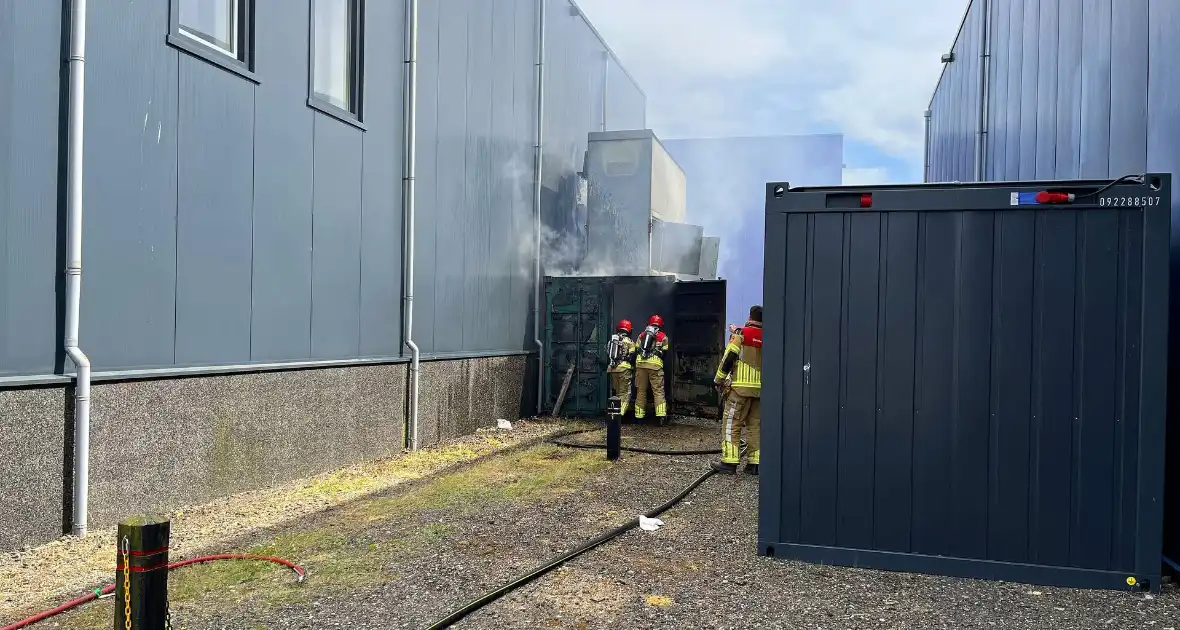 Medewerkers blussen eerste vuur - Foto 9