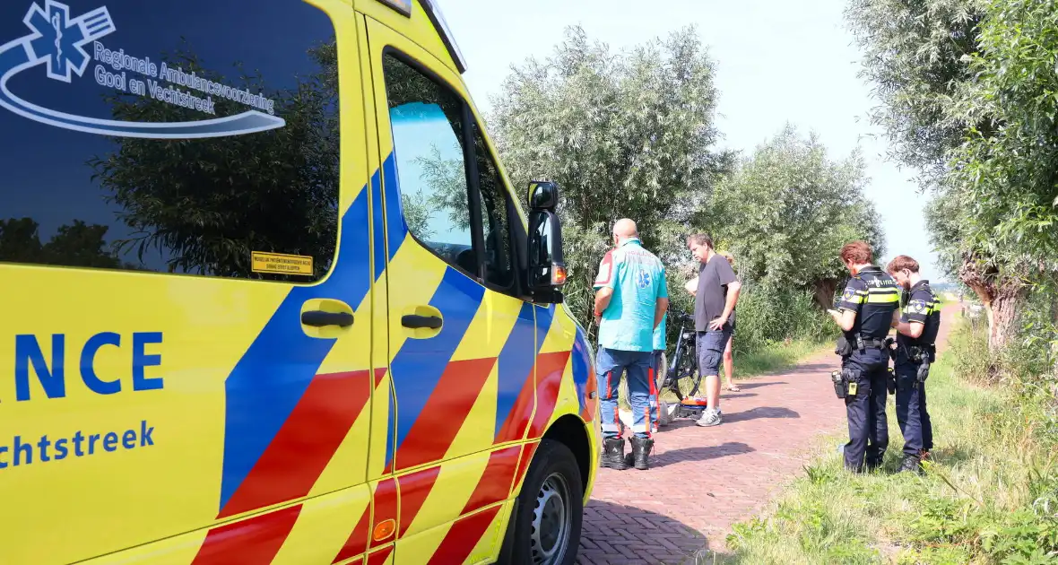 Fietser hard ten val op fietspad - Foto 3