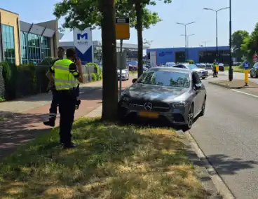 Automobilist botst op boom met letsel als gevolg