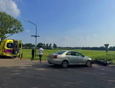 Motorrijder gewond na aanrijding met auto