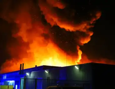 Vlammenzee op industrieterrein