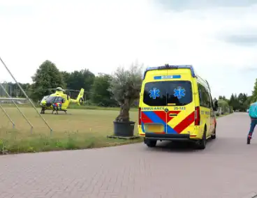 Traumahelikopter landt voor medische bijstand