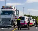 Botsing tussen vrachtwagen en busje leidt tot zware verwondingen