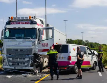 Botsing tussen vrachtwagen en busje leidt tot zware verwondingen