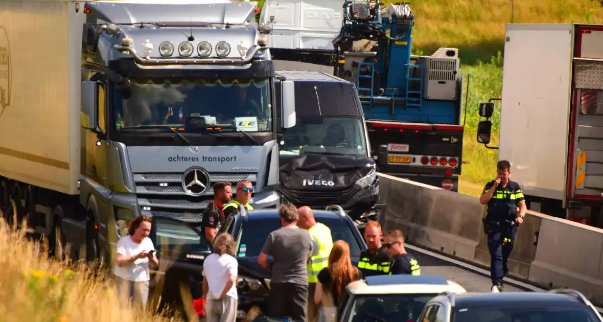 Kop-staartbotsing met Bestelbussen - Foto 1