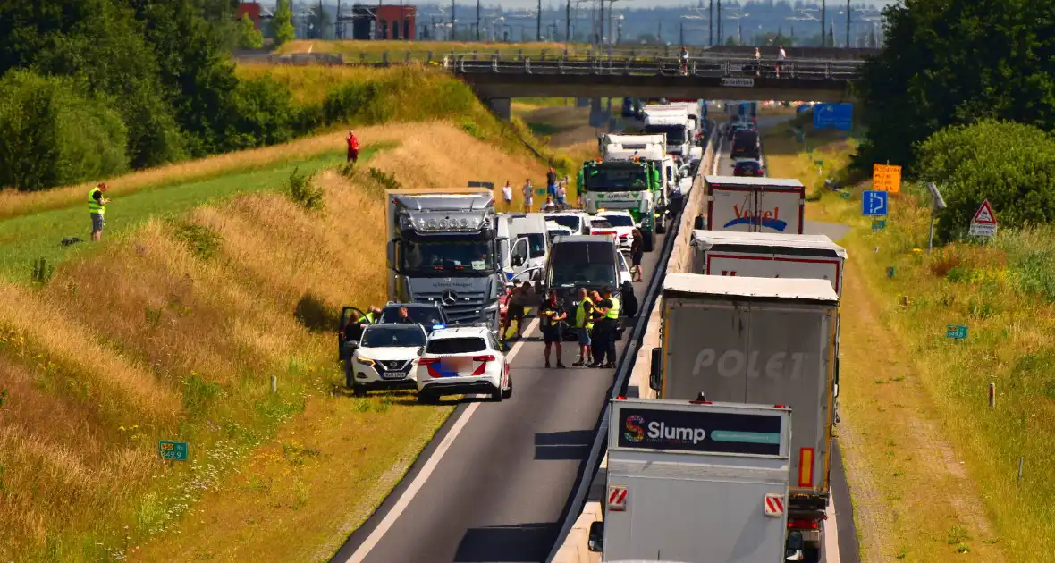 Kop-staartbotsing met Bestelbussen - Foto 2
