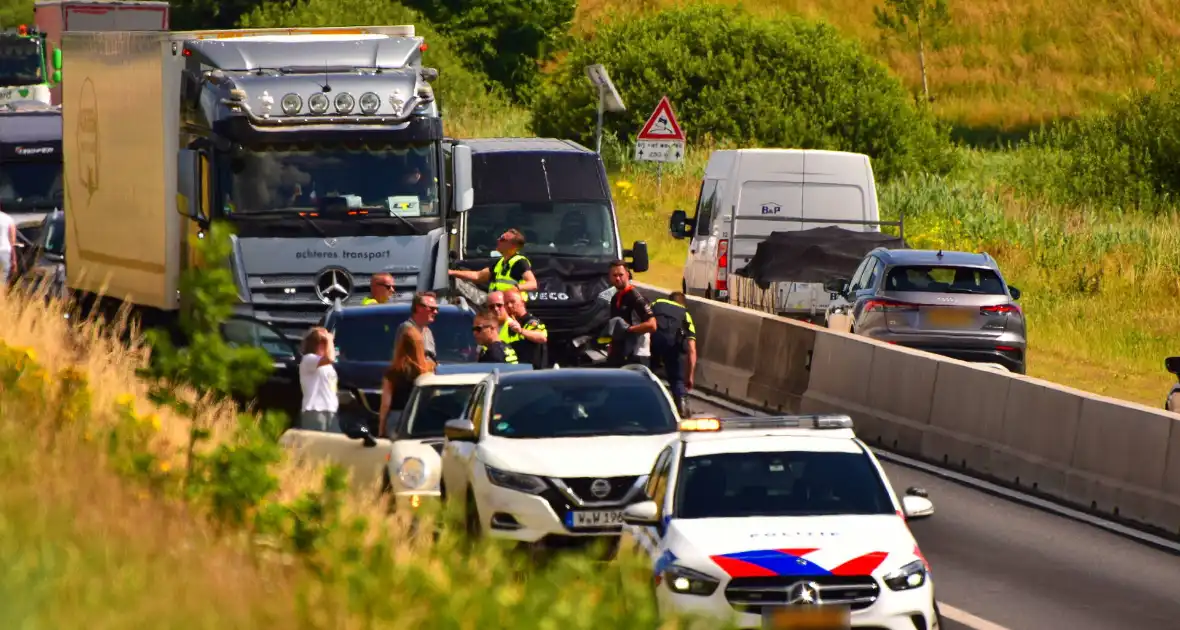 Kop-staartbotsing met Bestelbussen - Foto 4