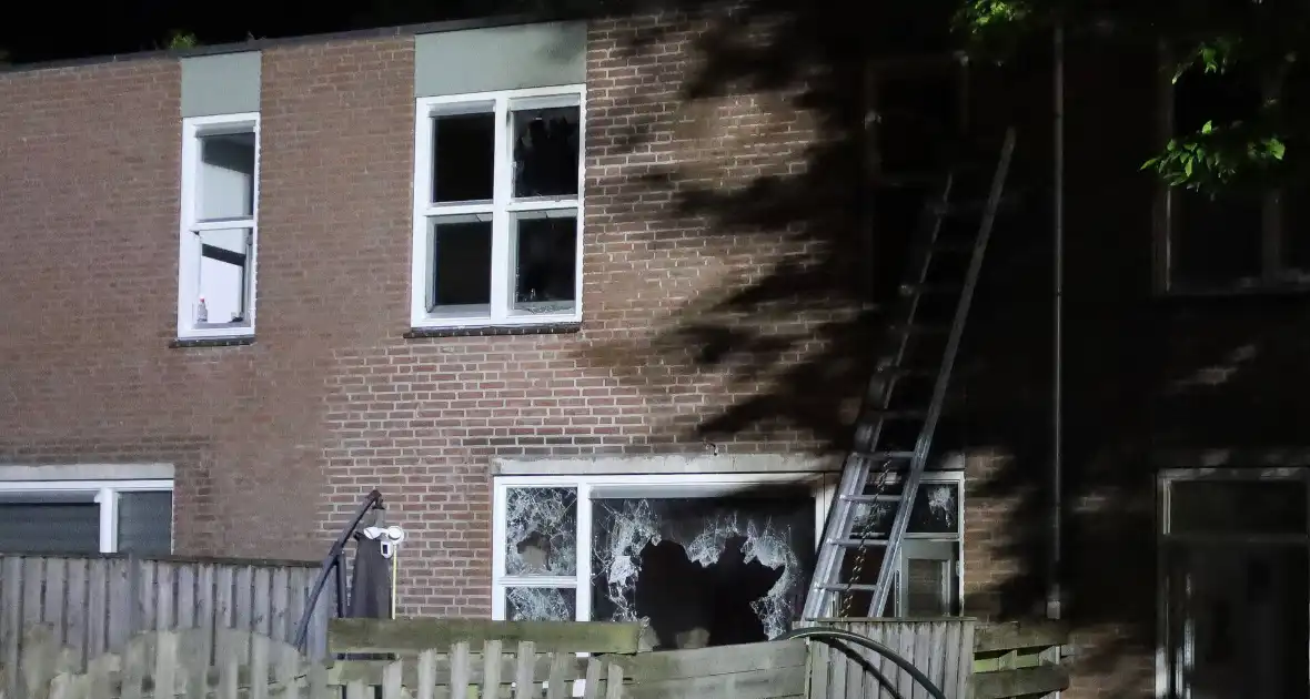Explosie leidt tot grote brand in woning