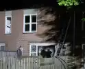Explosie leidt tot grote brand in woning