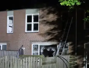 Explosie leidt tot grote brand in woning