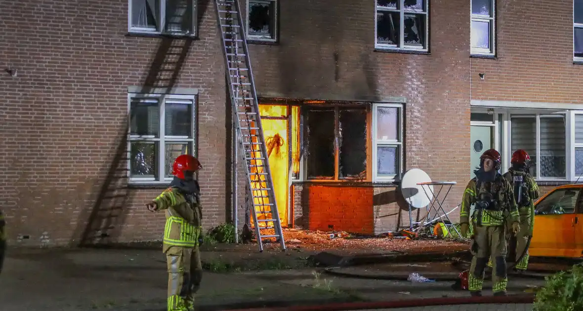Explosie leidt tot grote brand in woning - Foto 1