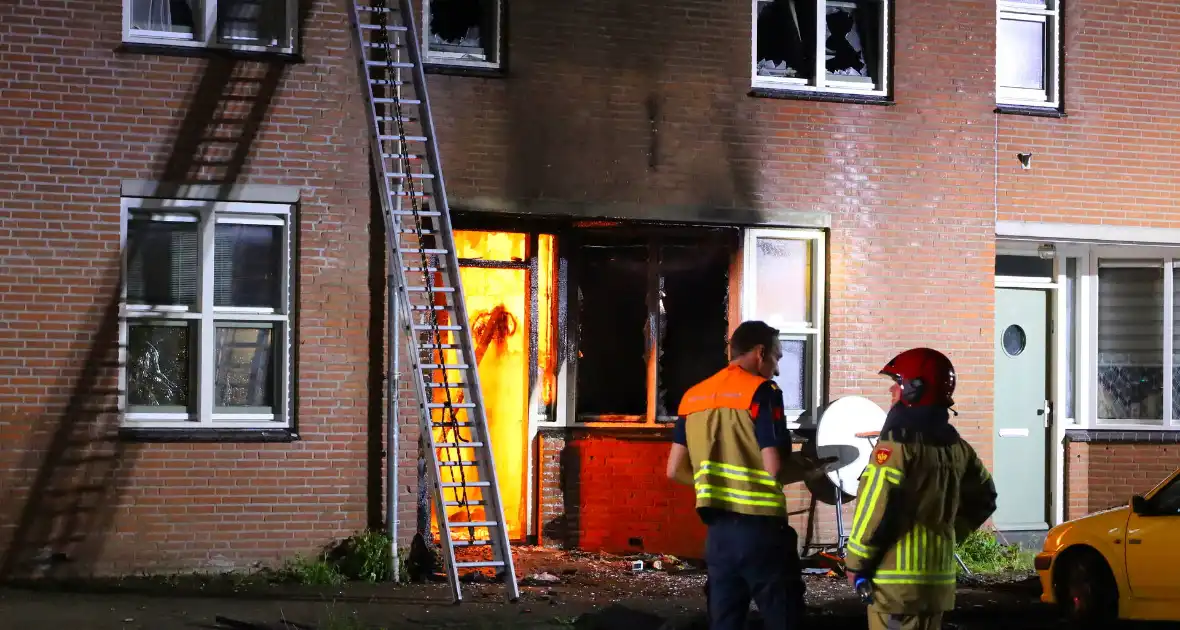 Explosie leidt tot grote brand in woning - Foto 10