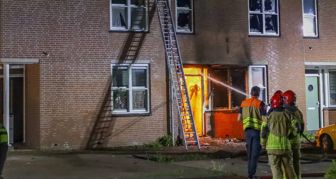 Explosie leidt tot grote brand in woning - Foto 2