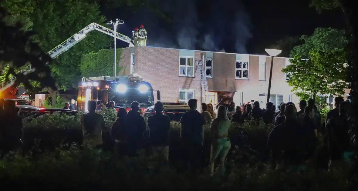 Explosie leidt tot grote brand in woning - Foto 6