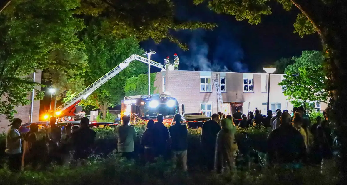 Explosie leidt tot grote brand in woning - Foto 7