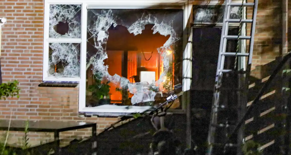 Explosie leidt tot grote brand in woning - Foto 8