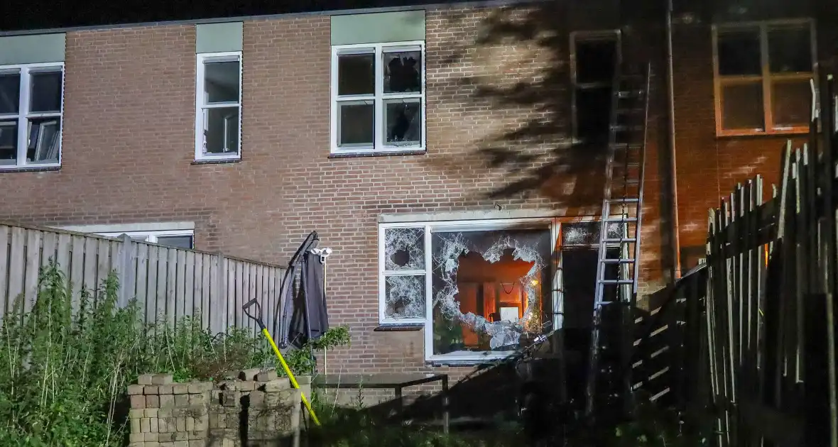 Explosie leidt tot grote brand in woning - Foto 9