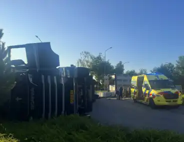 Vrachtwagen met varkens kantelt en blokkeert weg