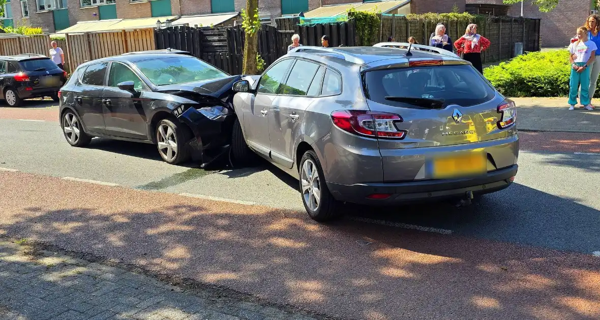 Frontale aanrijding leidt tot afsluiting van weg - Foto 1