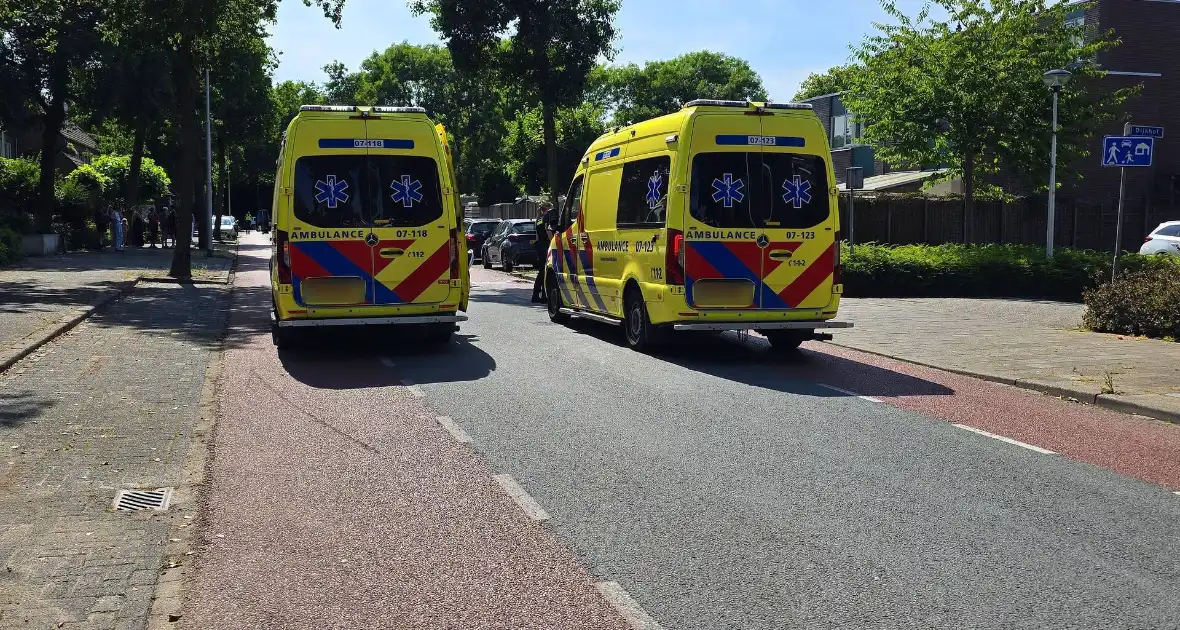Frontale aanrijding leidt tot afsluiting van weg - Foto 2