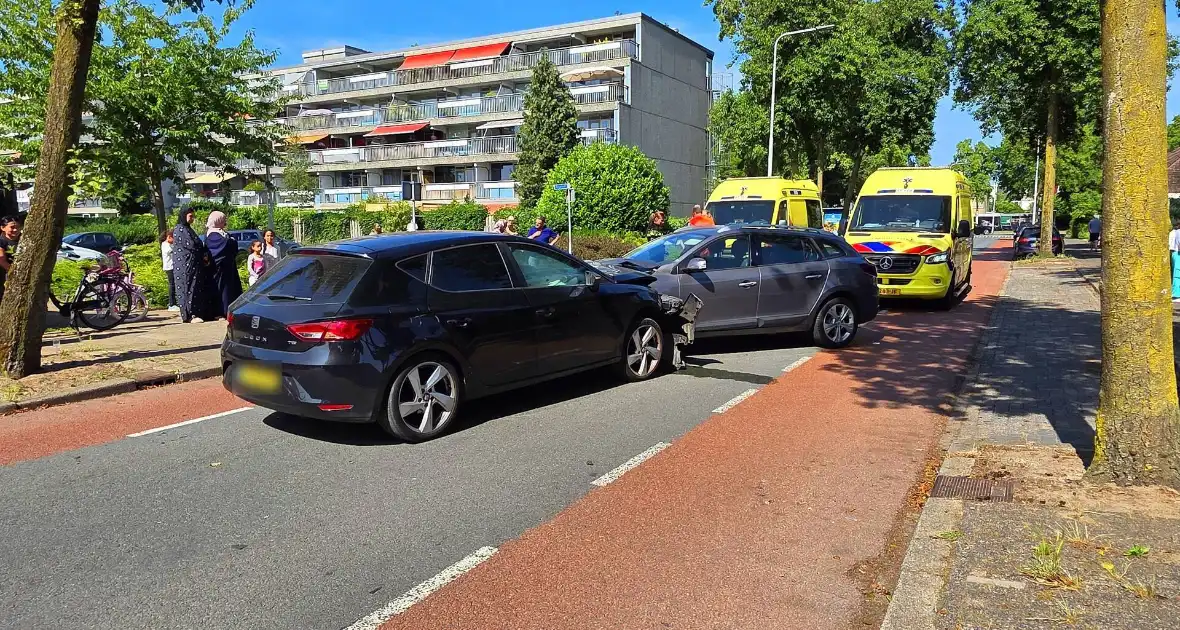 Frontale aanrijding leidt tot afsluiting van weg - Foto 3