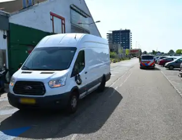 Bestelbus raakt jongeman op step