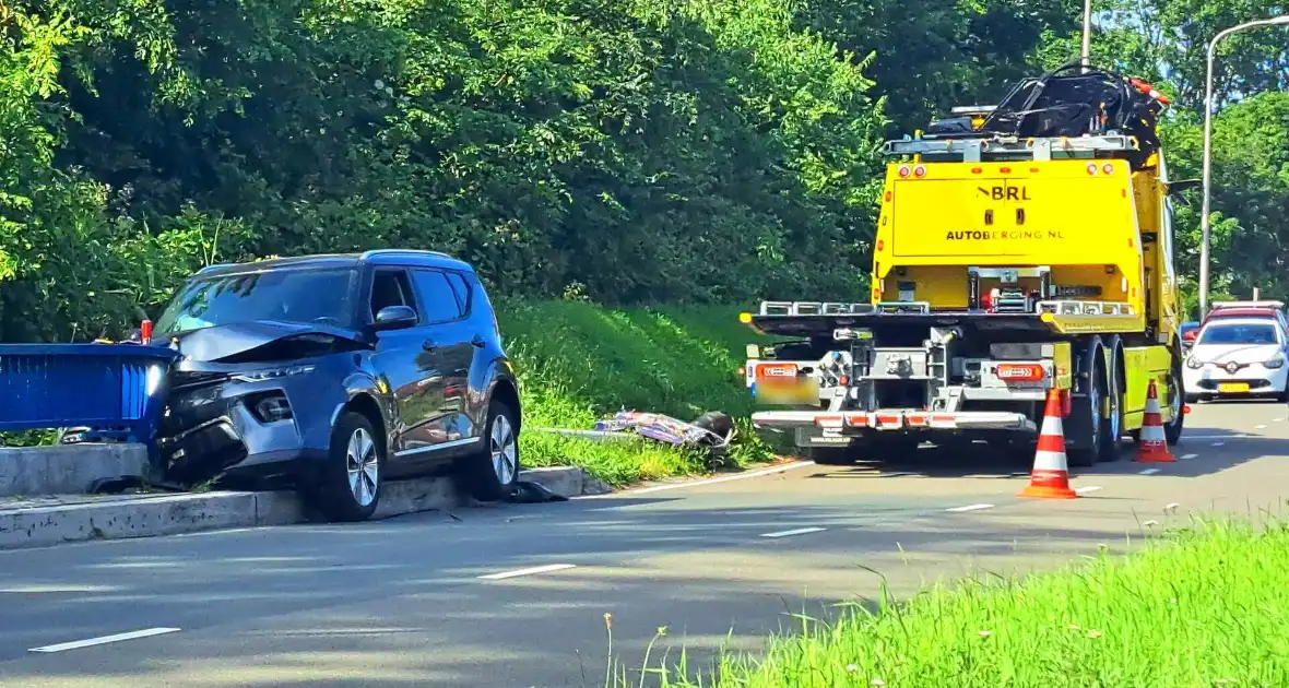 Auto tegen brugbalustrade
