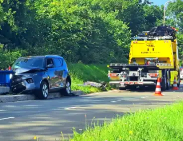 Auto tegen brugbalustrade