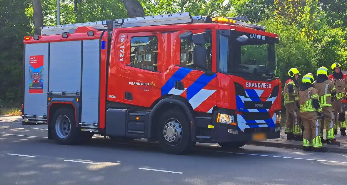 Auto tegen brugbalustrade - Foto 1