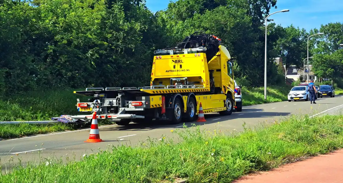 Auto tegen brugbalustrade - Foto 2