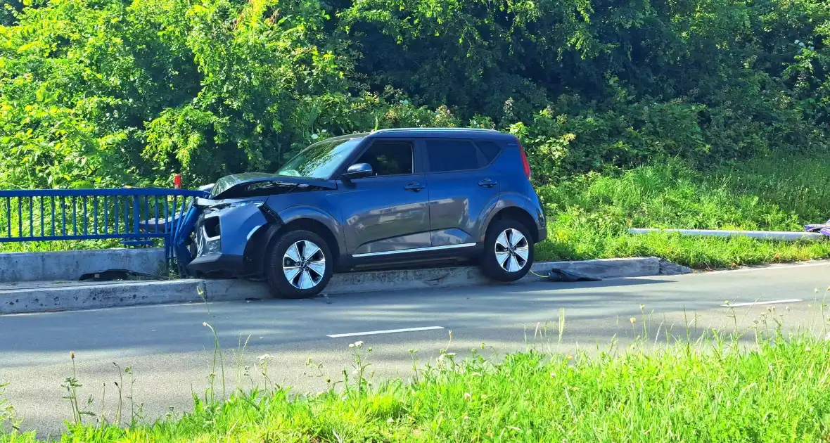 Auto tegen brugbalustrade - Foto 4