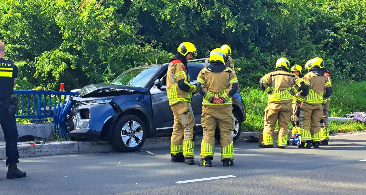Auto tegen brugbalustrade - Foto 5
