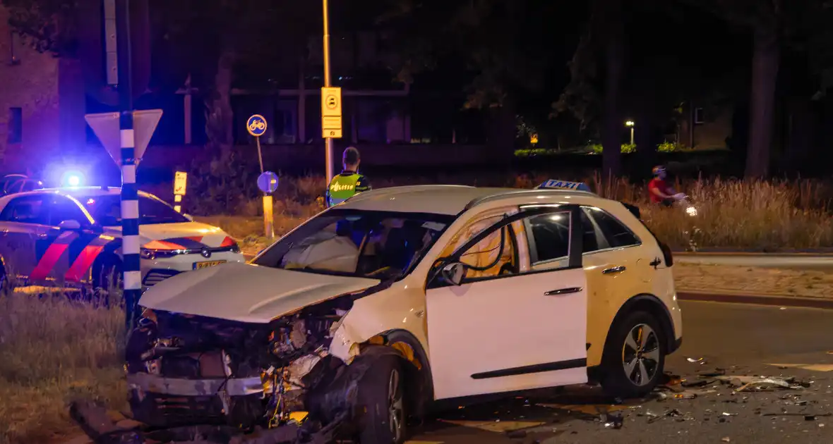 Geweldige taxi-overval leidt tot ongeval en arrestatie - Foto 7