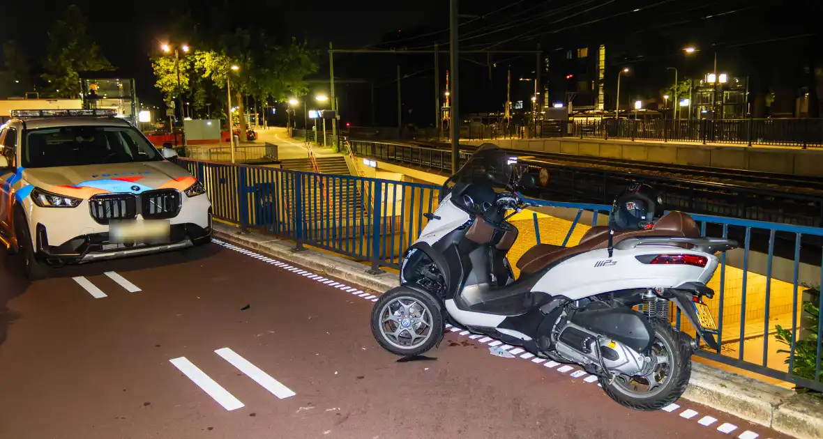 Eenzijdig ongeval met driewielige motorscooter op fietsbrug