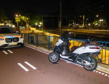 Eenzijdig ongeval met driewielige motorscooter op fietsbrug