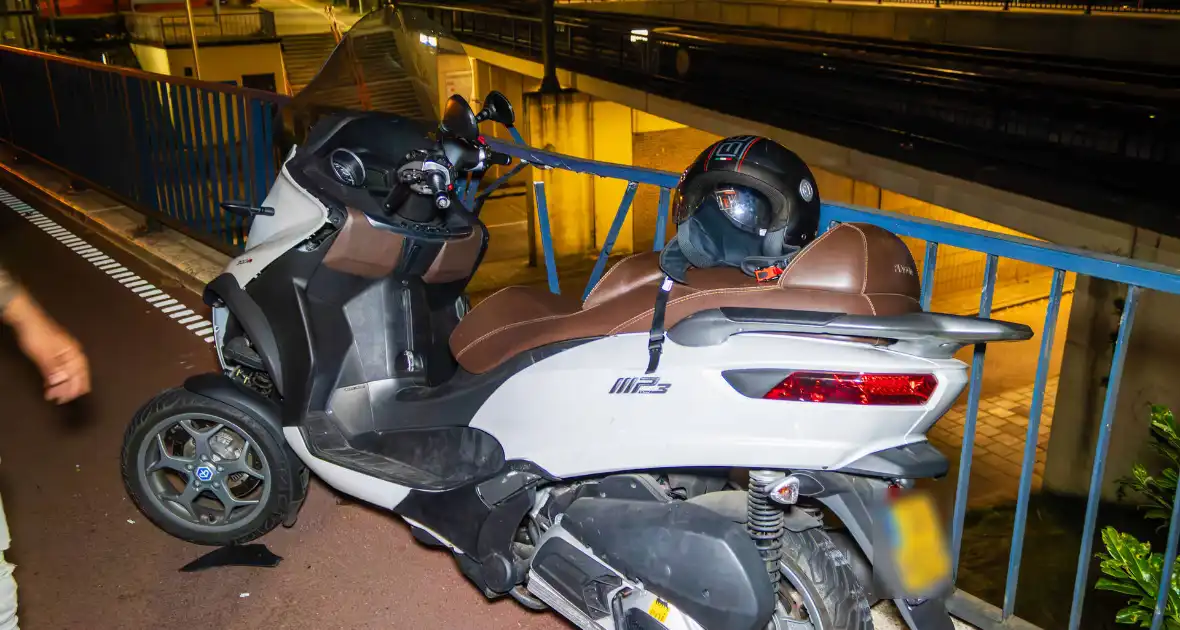 Eenzijdig ongeval met driewielige motorscooter op fietsbrug - Foto 1
