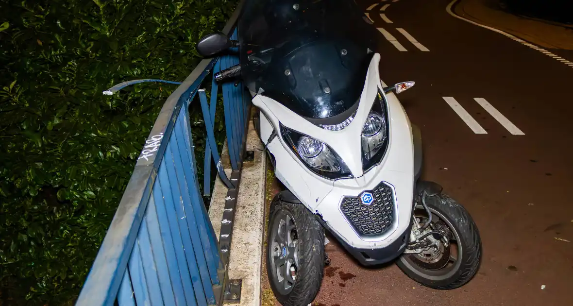 Eenzijdig ongeval met driewielige motorscooter op fietsbrug - Foto 2
