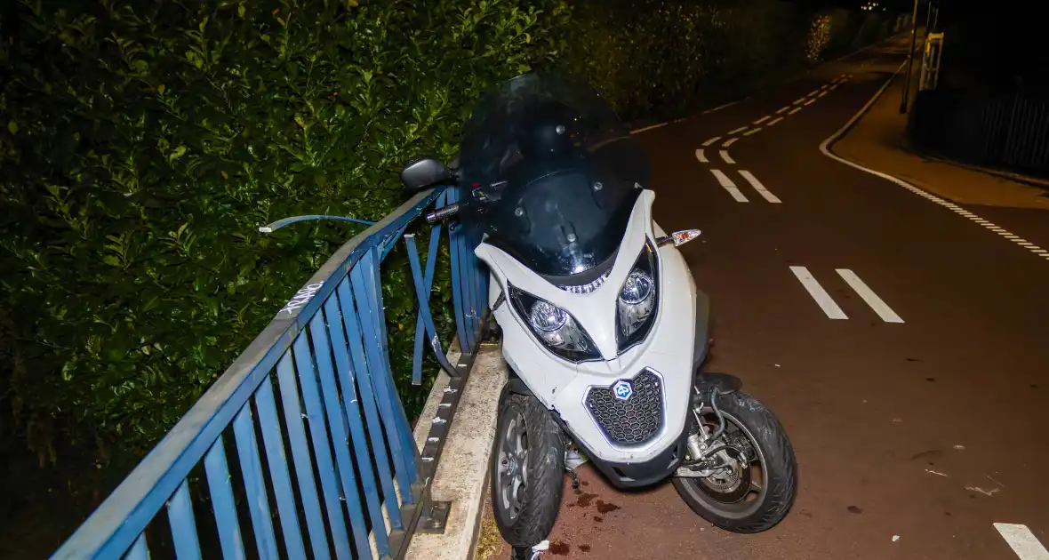 Eenzijdig ongeval met driewielige motorscooter op fietsbrug - Foto 4