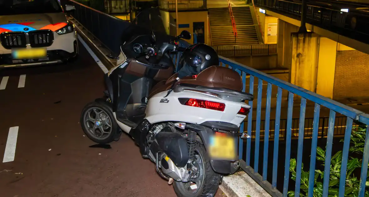 Eenzijdig ongeval met driewielige motorscooter op fietsbrug - Foto 5