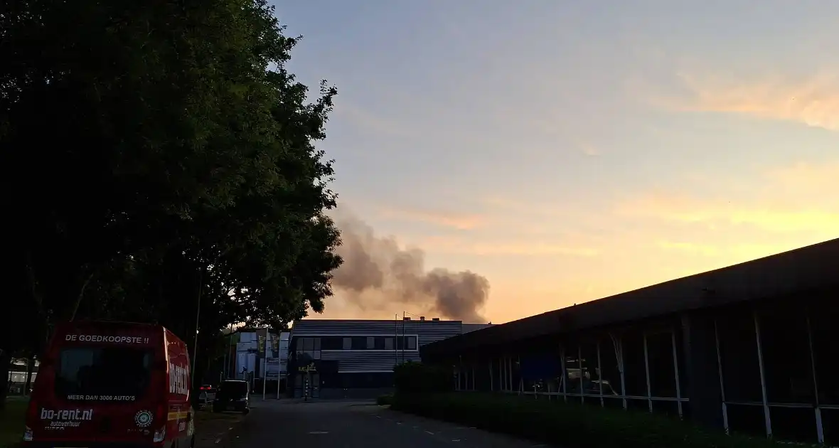 Veel brandweer eenheden ingezet voor brand in bedrijfspand
