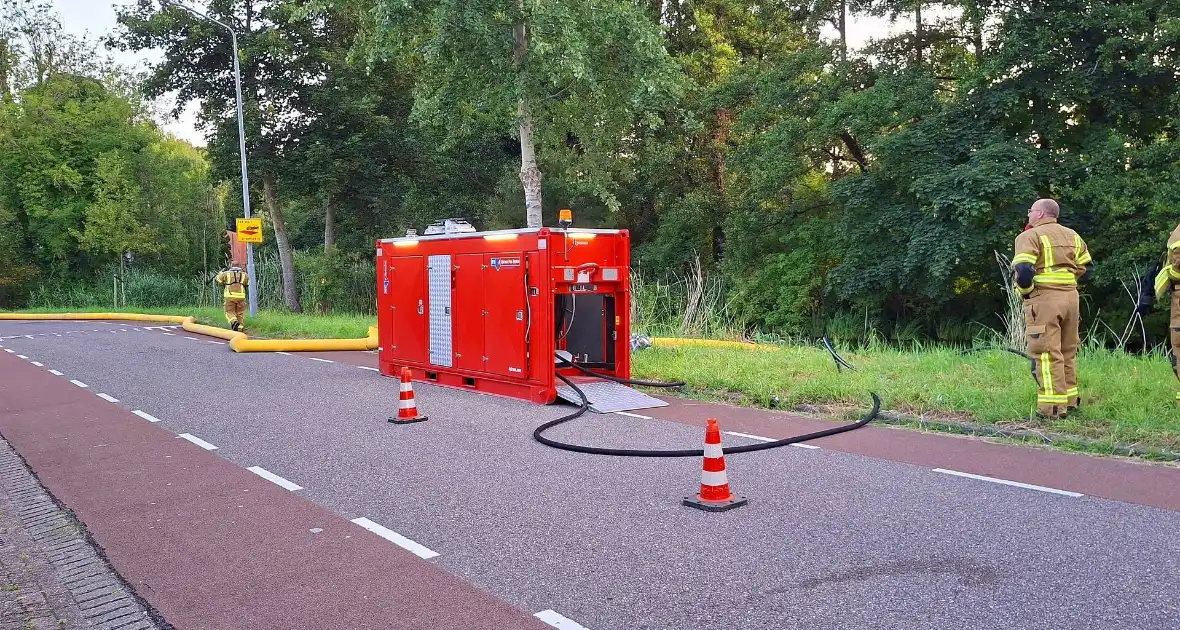 Veel brandweer eenheden ingezet voor brand in bedrijfspand - Foto 1
