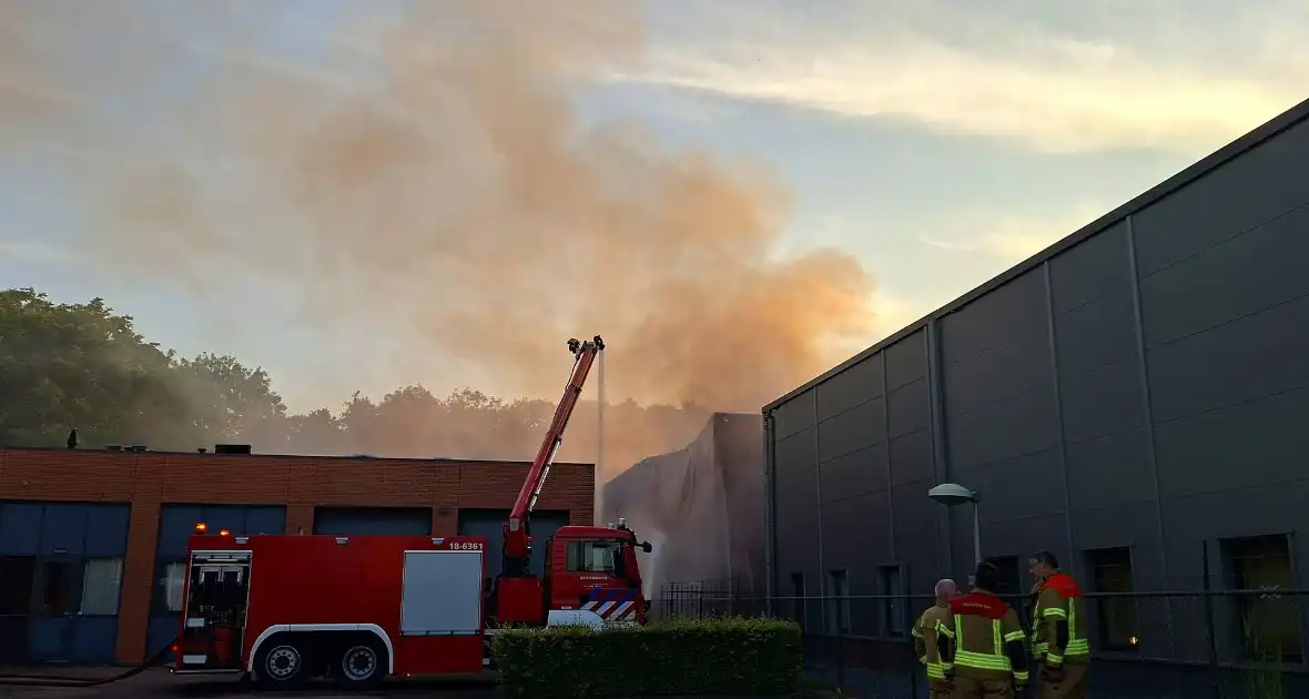 Veel brandweer eenheden ingezet voor brand in bedrijfspand - Foto 10