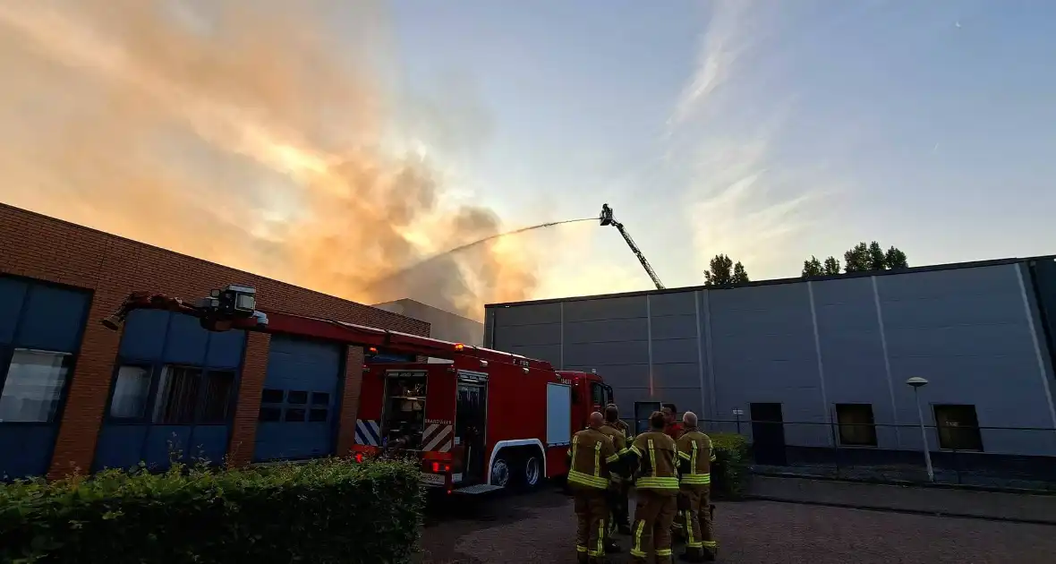 Veel brandweer eenheden ingezet voor brand in bedrijfspand - Foto 11