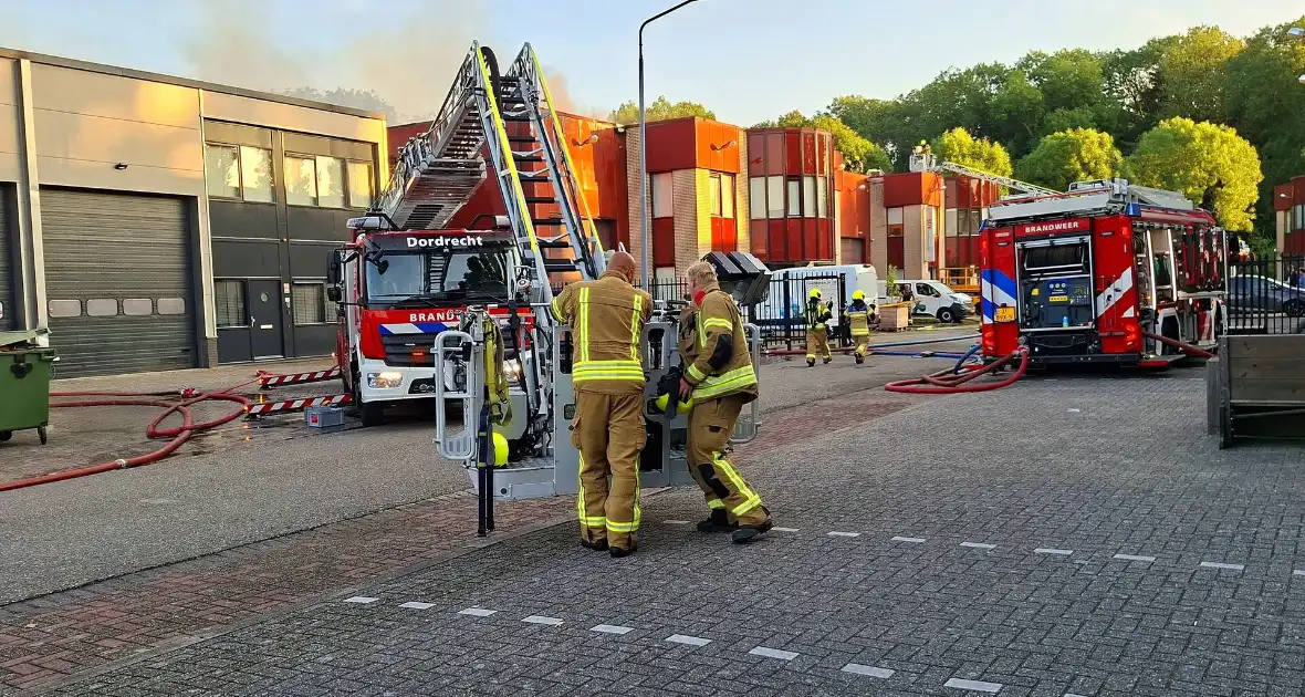 Veel brandweer eenheden ingezet voor brand in bedrijfspand - Foto 12