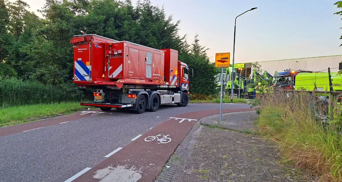 Veel brandweer eenheden ingezet voor brand in bedrijfspand - Foto 2
