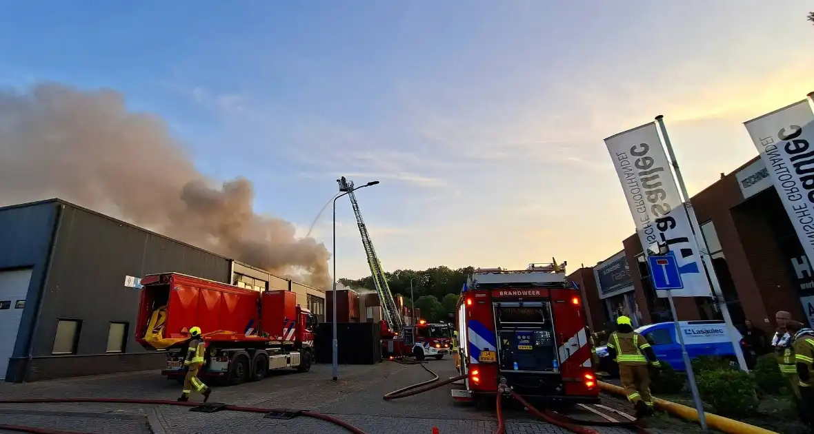 Veel brandweer eenheden ingezet voor brand in bedrijfspand - Foto 3
