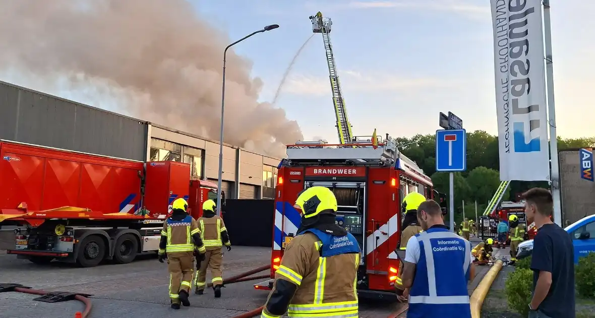 Veel brandweer eenheden ingezet voor brand in bedrijfspand - Foto 4
